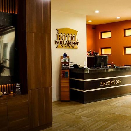 Hotel Parlament Pristina Extérieur photo