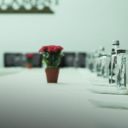 Hotel Parlament Pristina Extérieur photo
