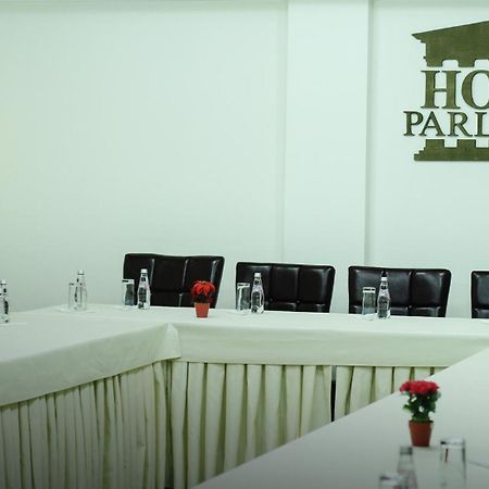 Hotel Parlament Pristina Extérieur photo