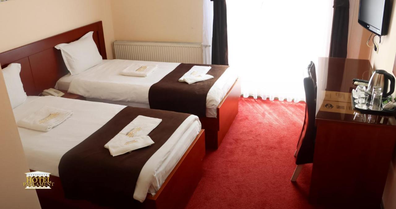 Hotel Parlament Pristina Extérieur photo