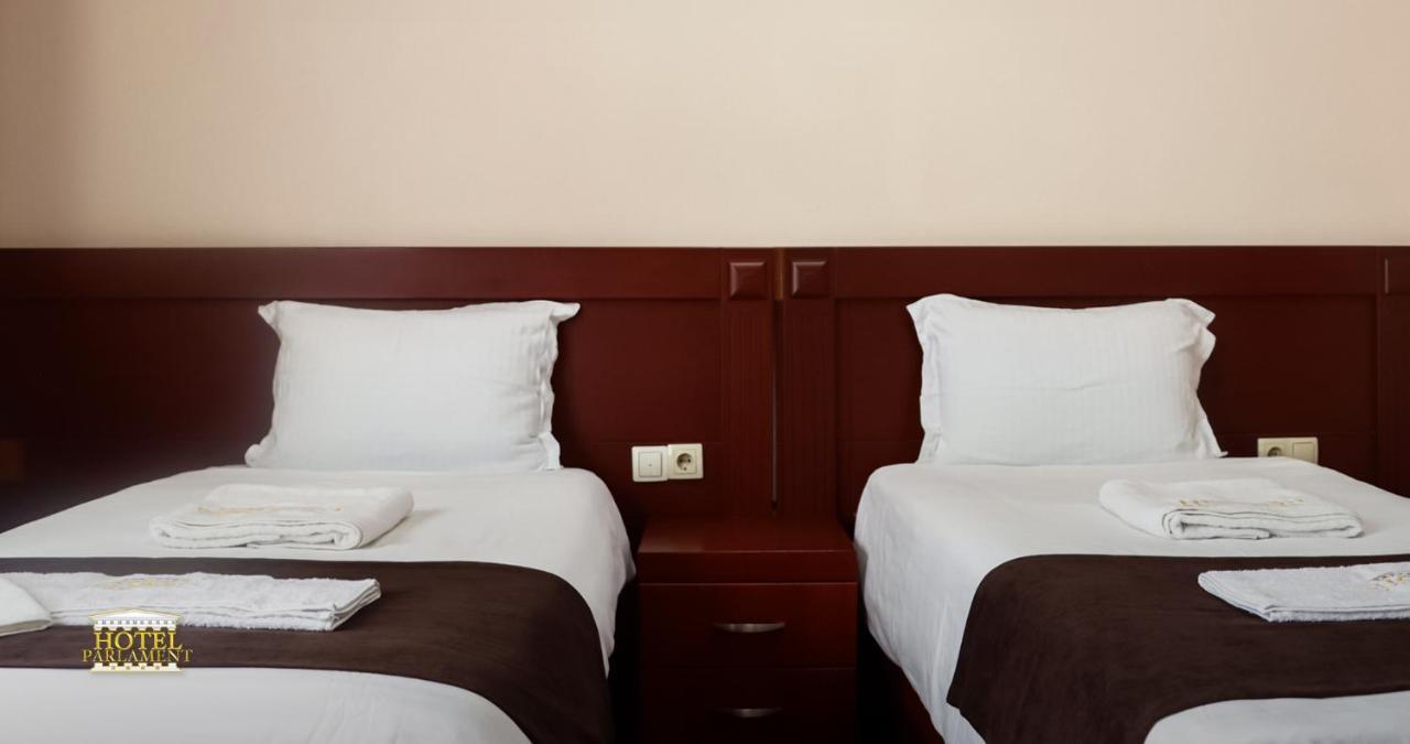 Hotel Parlament Pristina Extérieur photo