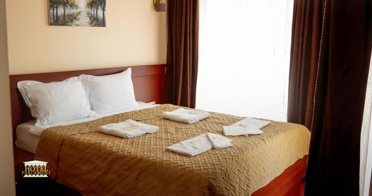 Hotel Parlament Pristina Extérieur photo