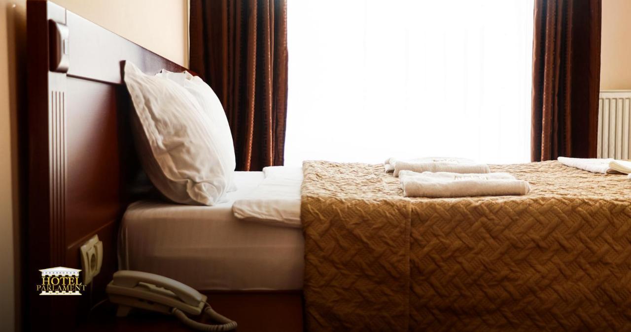 Hotel Parlament Pristina Extérieur photo