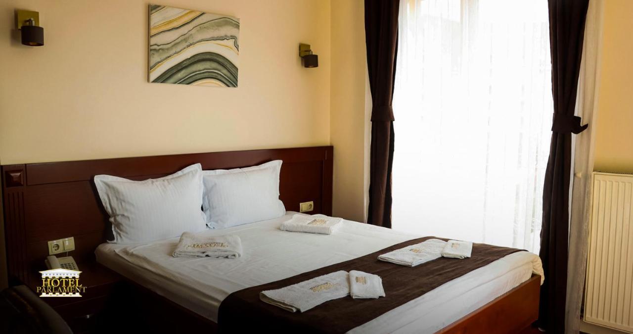 Hotel Parlament Pristina Extérieur photo