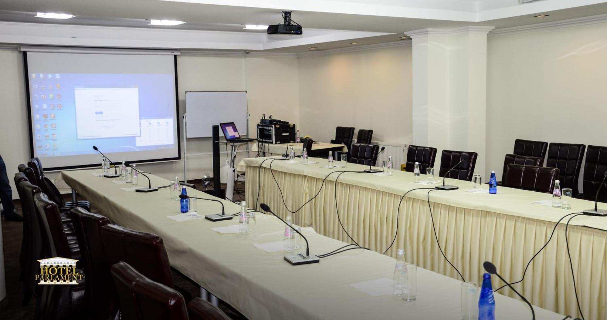 Hotel Parlament Pristina Extérieur photo