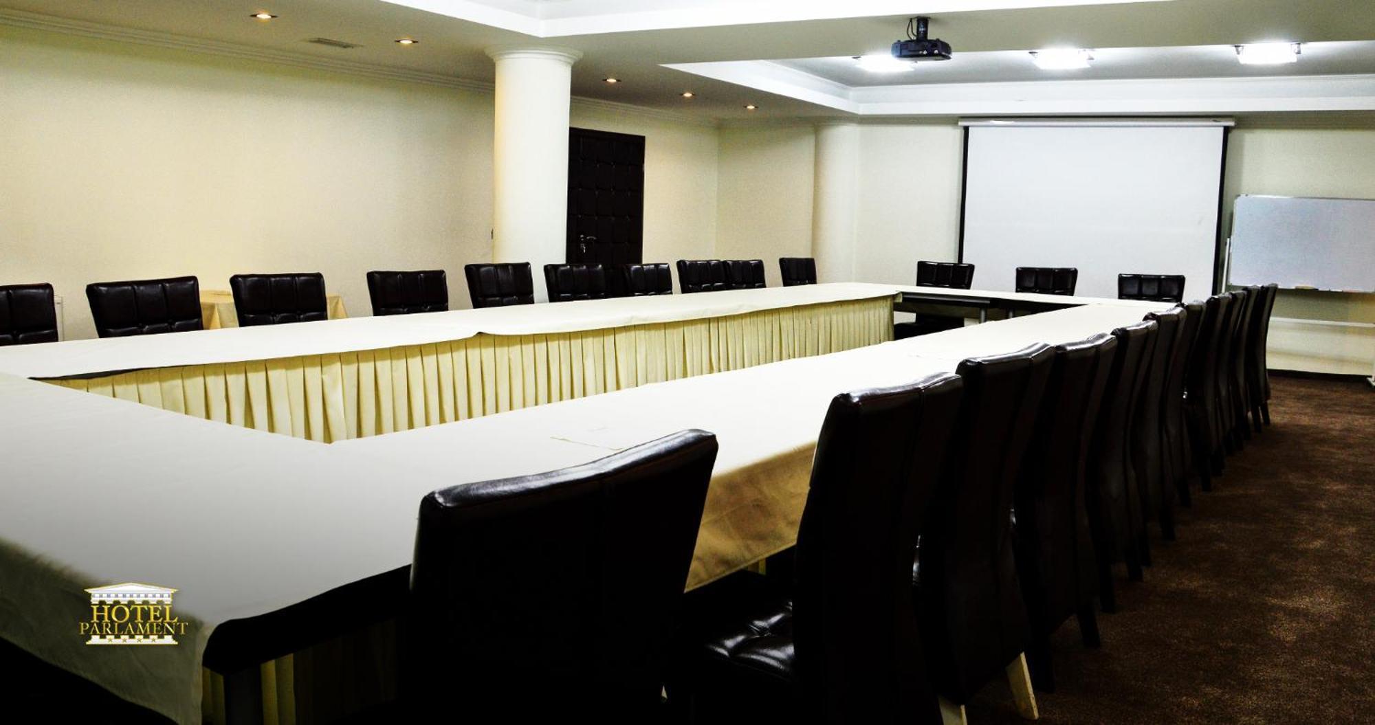 Hotel Parlament Pristina Extérieur photo