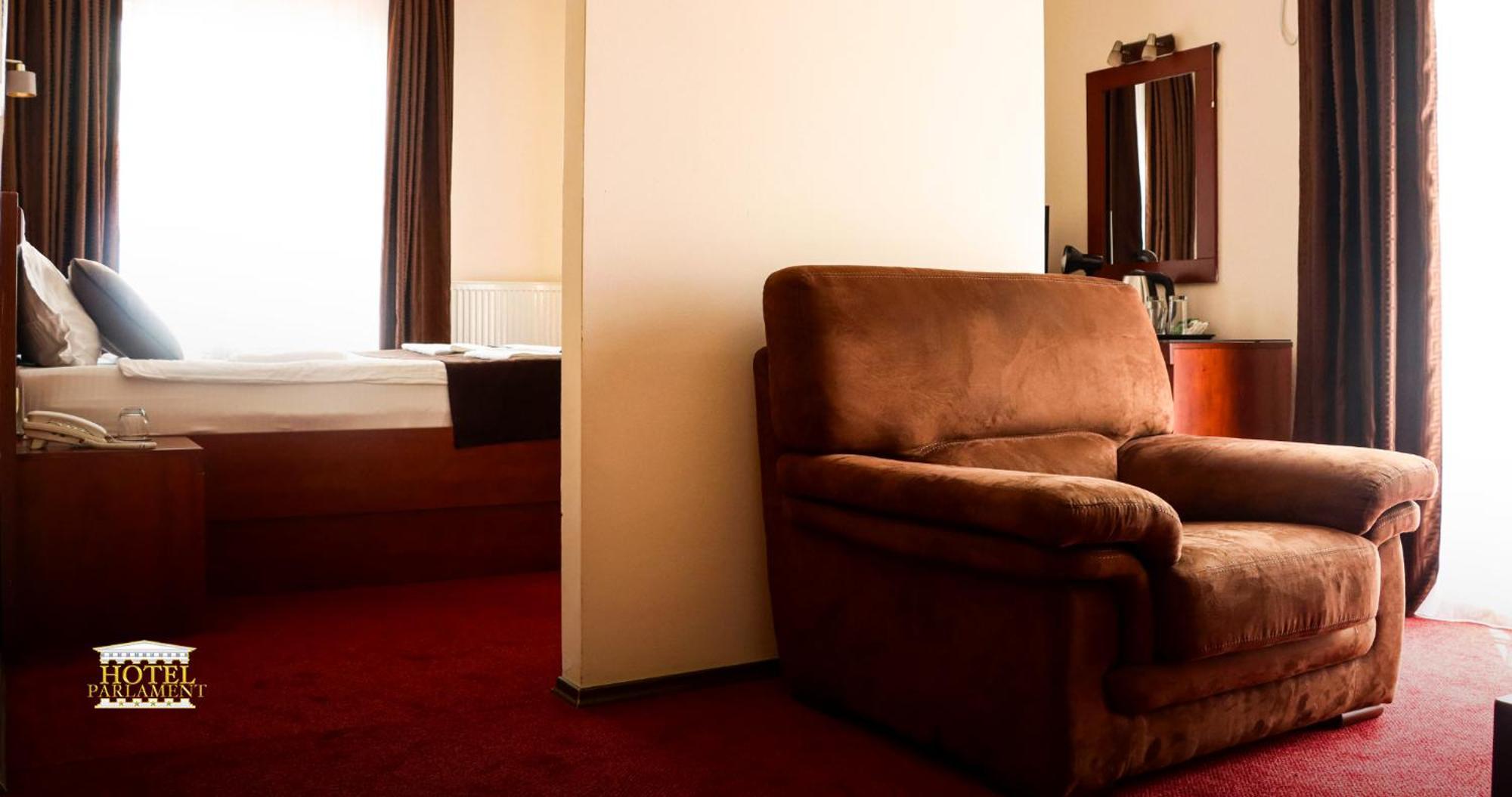 Hotel Parlament Pristina Extérieur photo