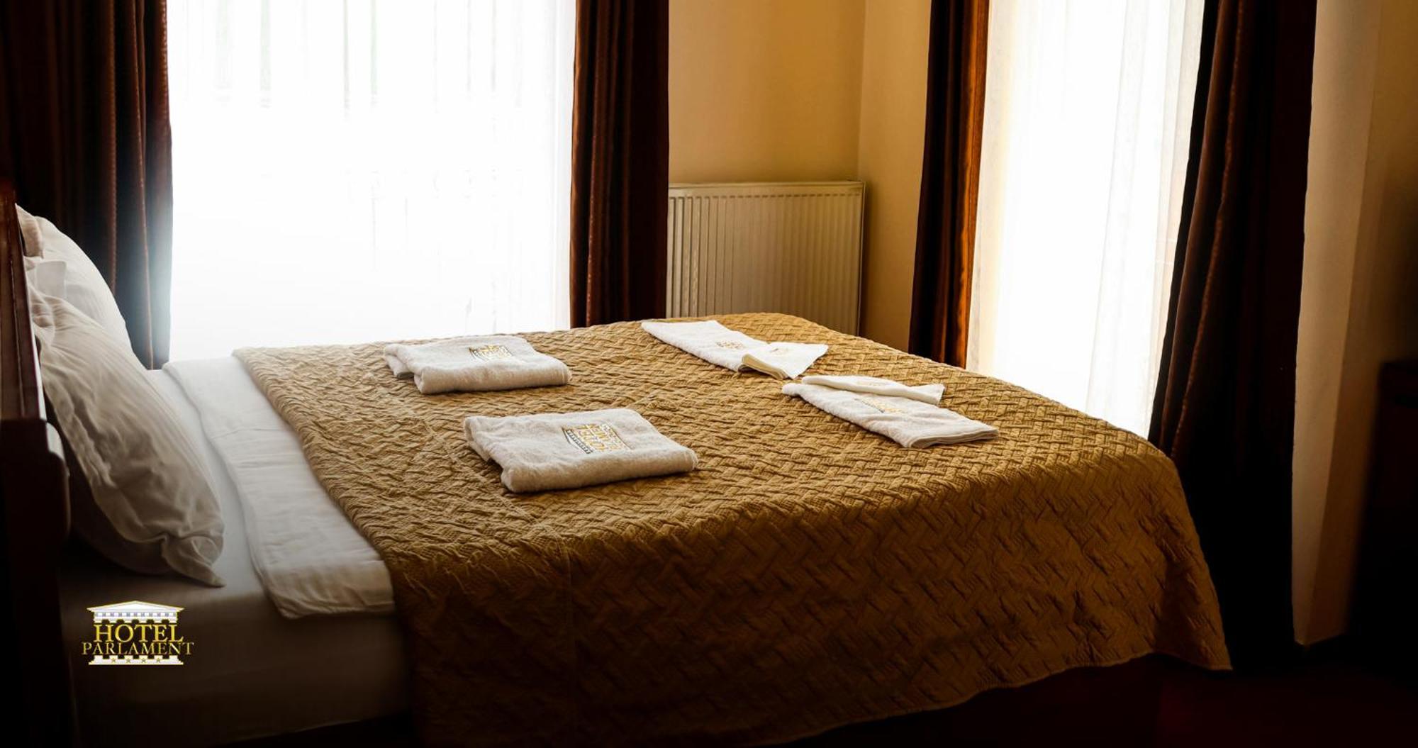 Hotel Parlament Pristina Extérieur photo