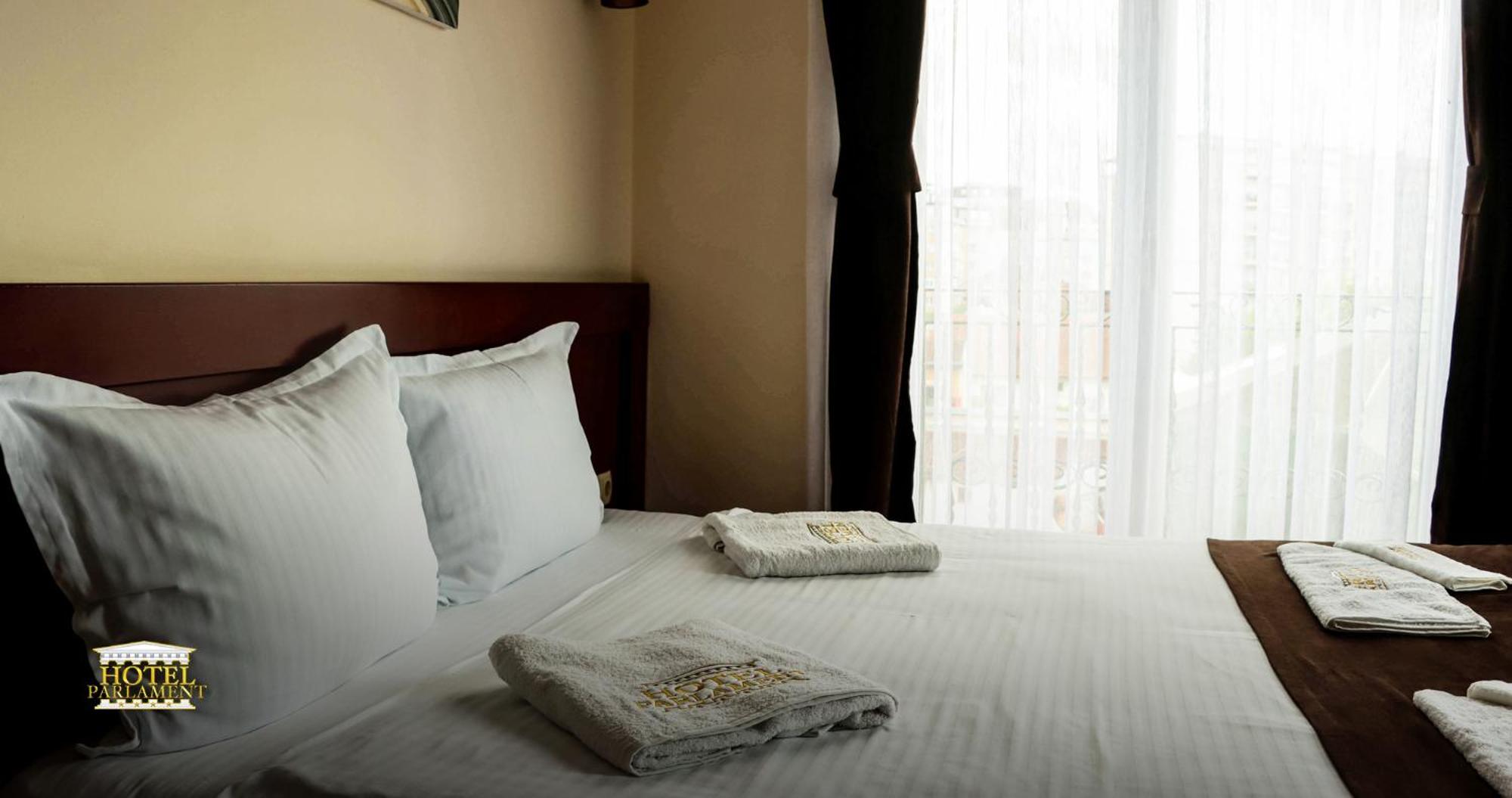 Hotel Parlament Pristina Extérieur photo