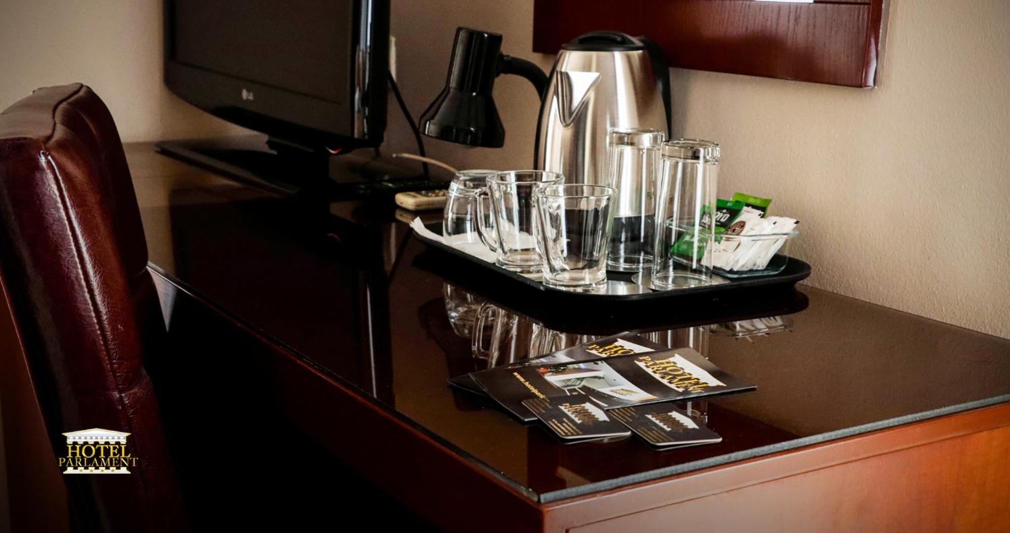 Hotel Parlament Pristina Extérieur photo