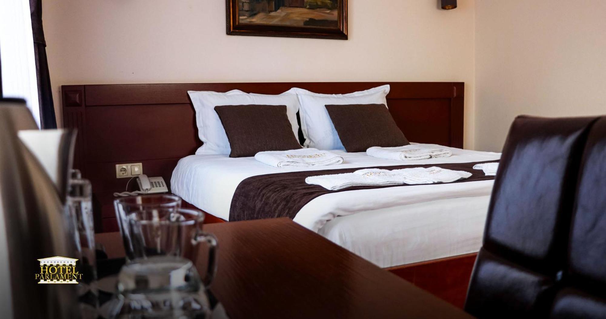 Hotel Parlament Pristina Extérieur photo