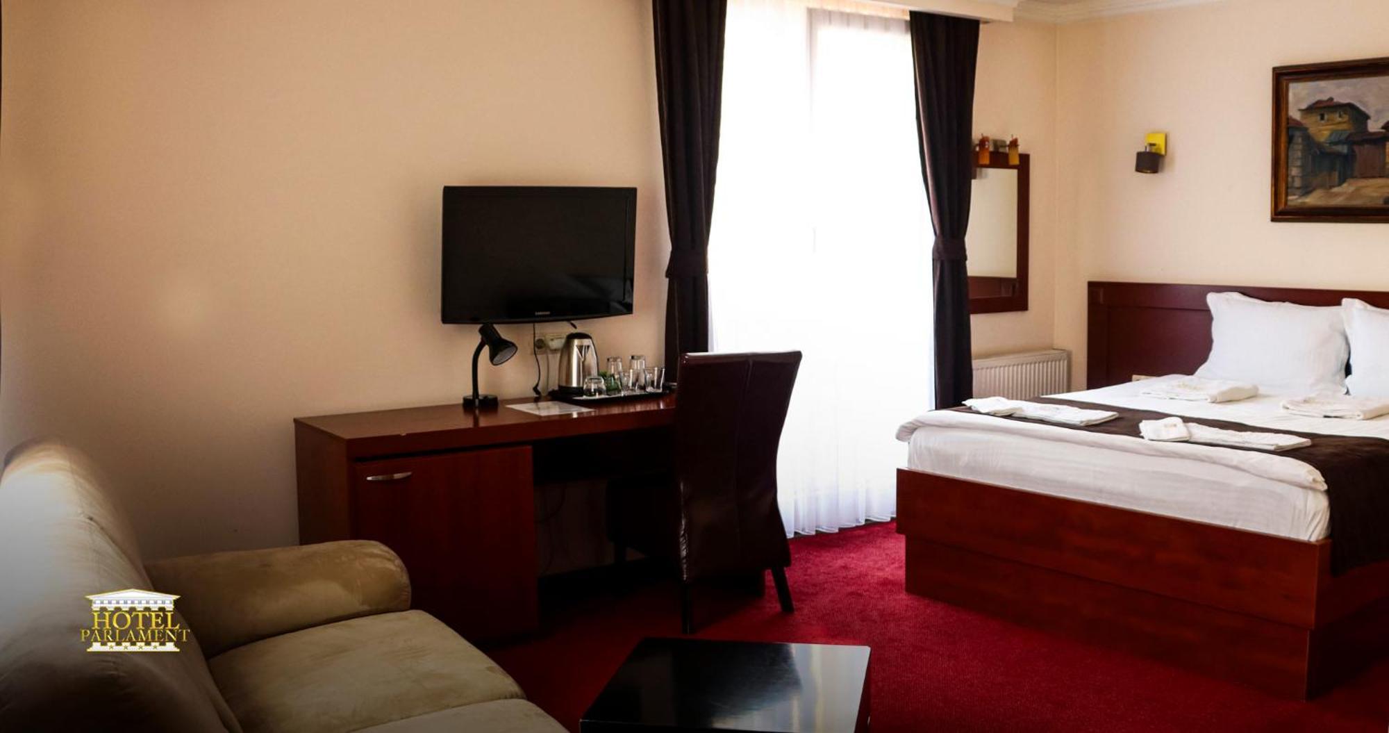 Hotel Parlament Pristina Extérieur photo