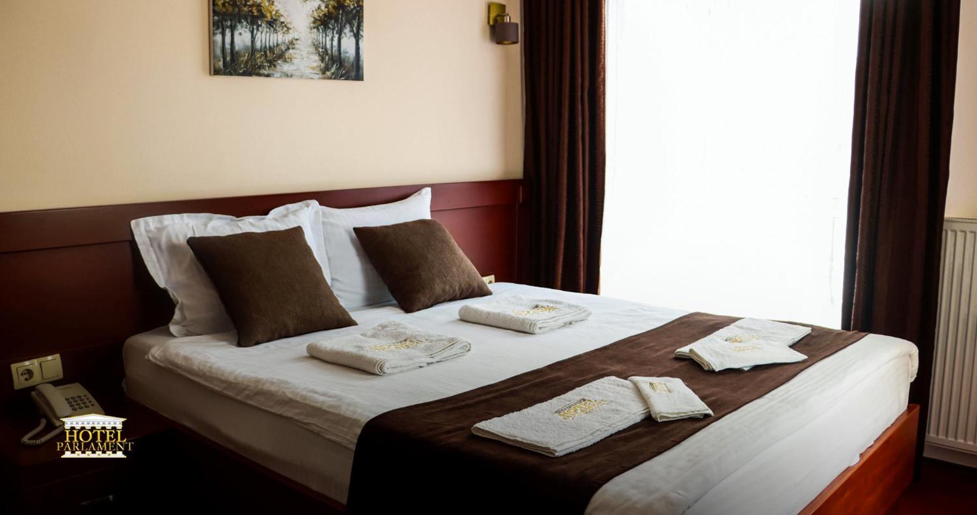 Hotel Parlament Pristina Extérieur photo