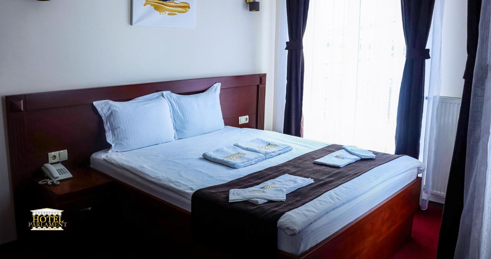 Hotel Parlament Pristina Extérieur photo