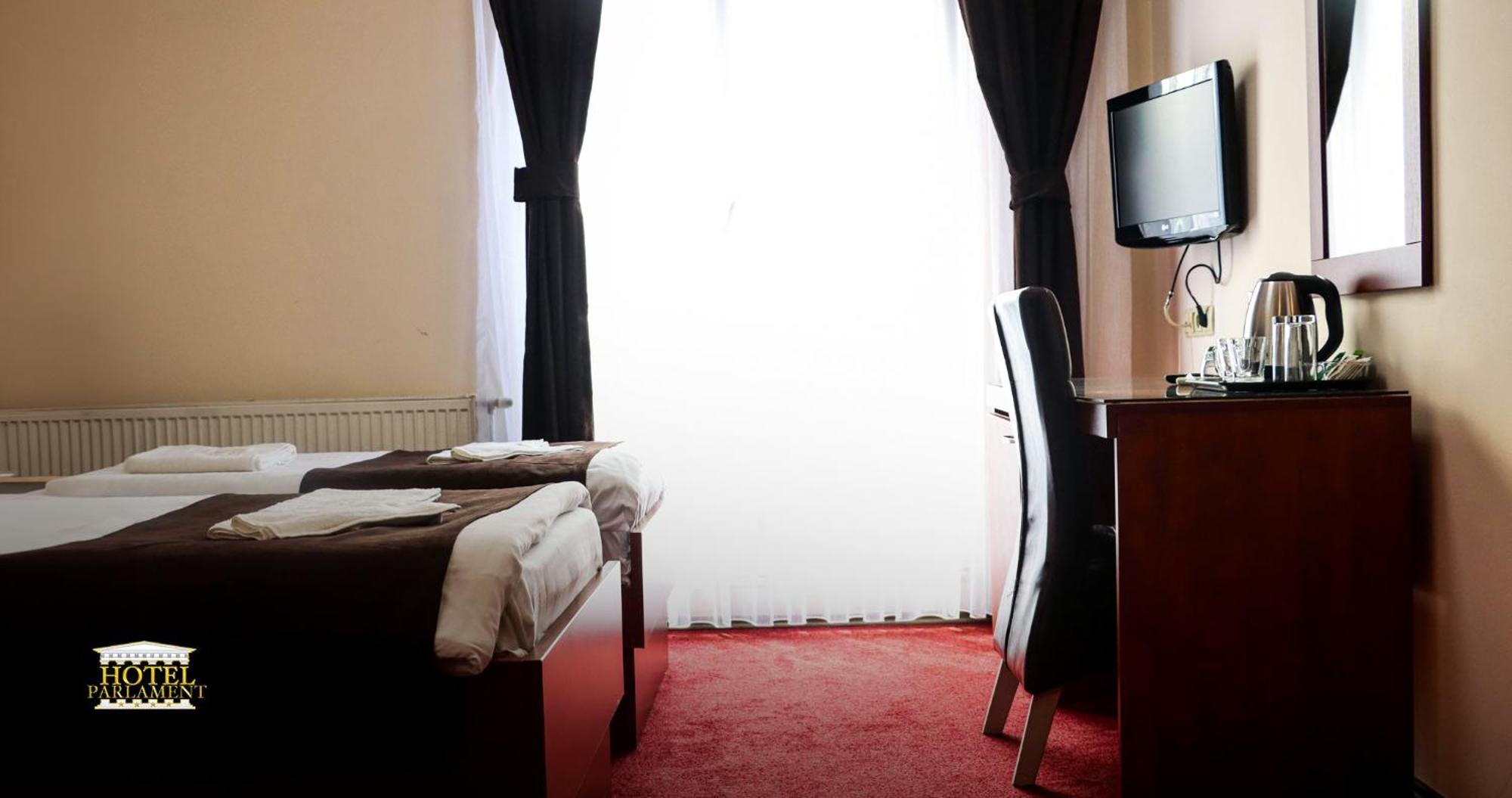 Hotel Parlament Pristina Extérieur photo