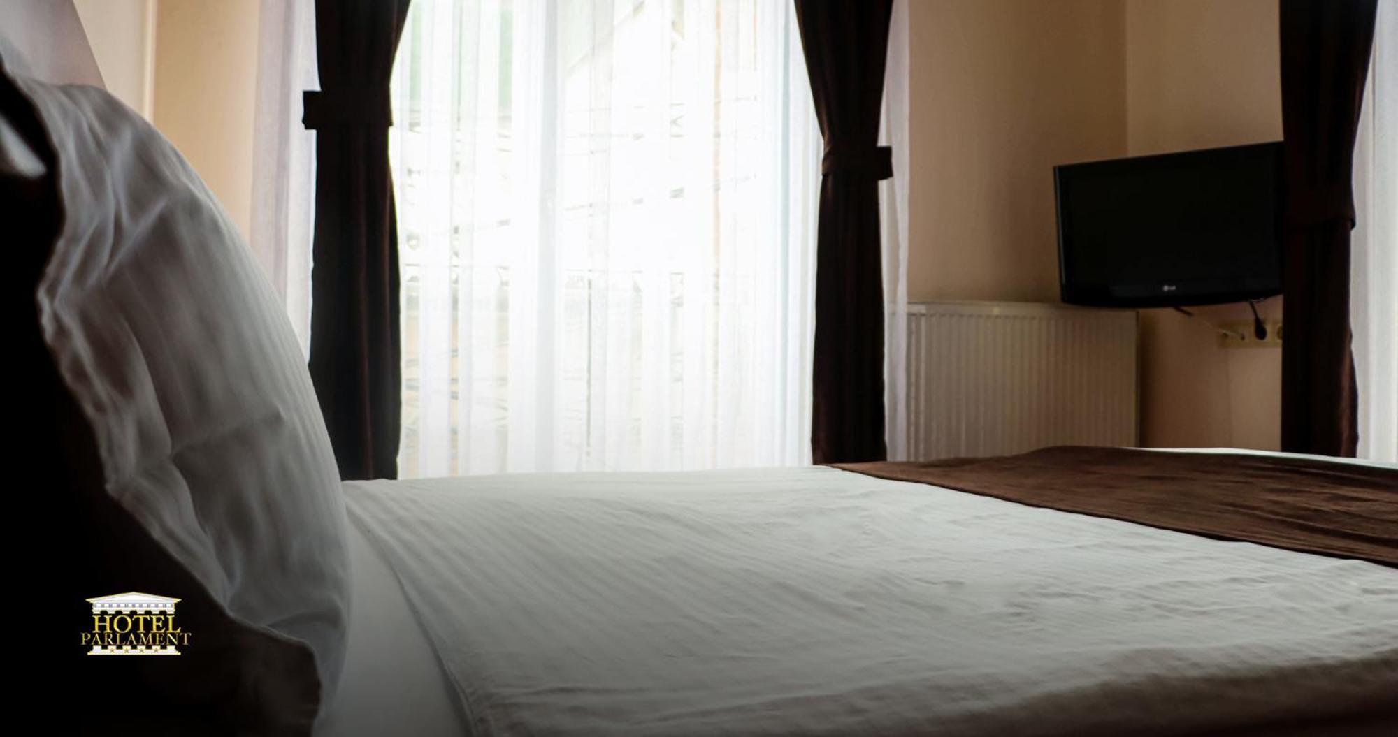 Hotel Parlament Pristina Extérieur photo