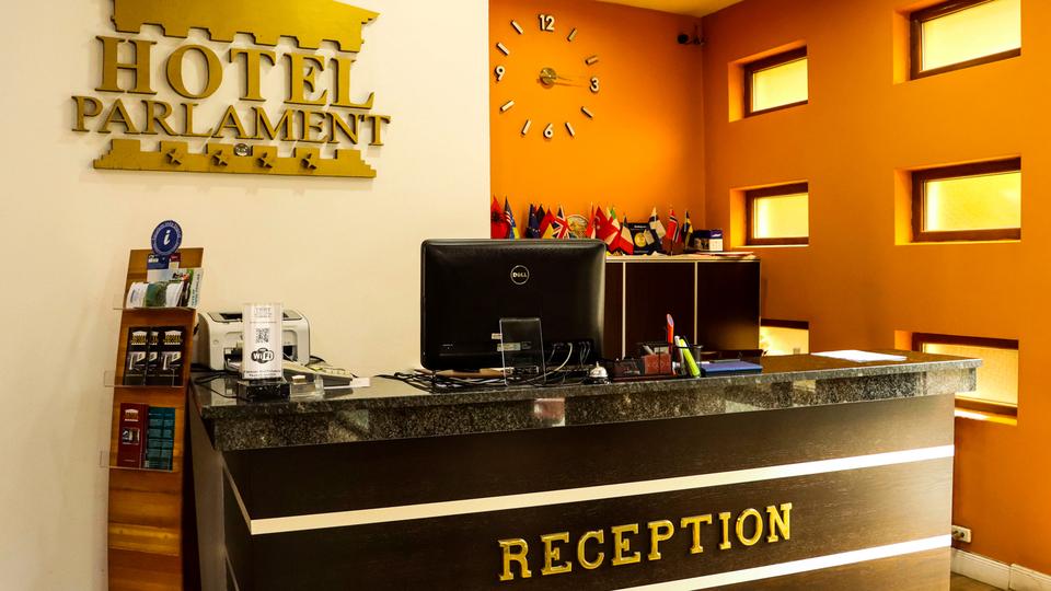 Hotel Parlament Pristina Extérieur photo