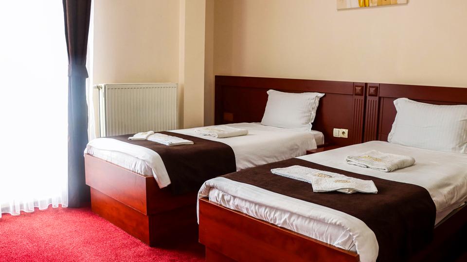 Hotel Parlament Pristina Extérieur photo