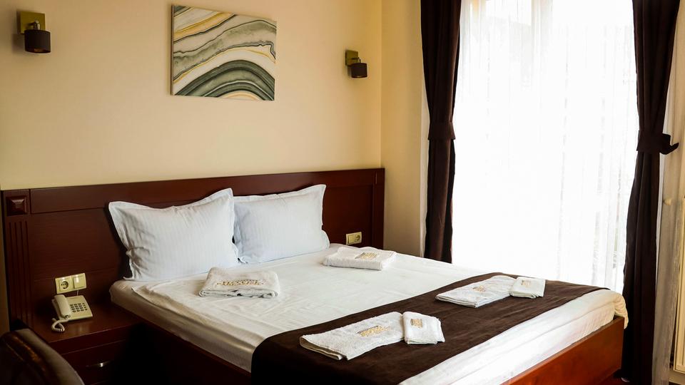 Hotel Parlament Pristina Extérieur photo