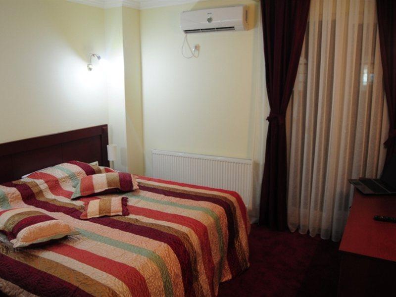 Hotel Parlament Pristina Chambre photo