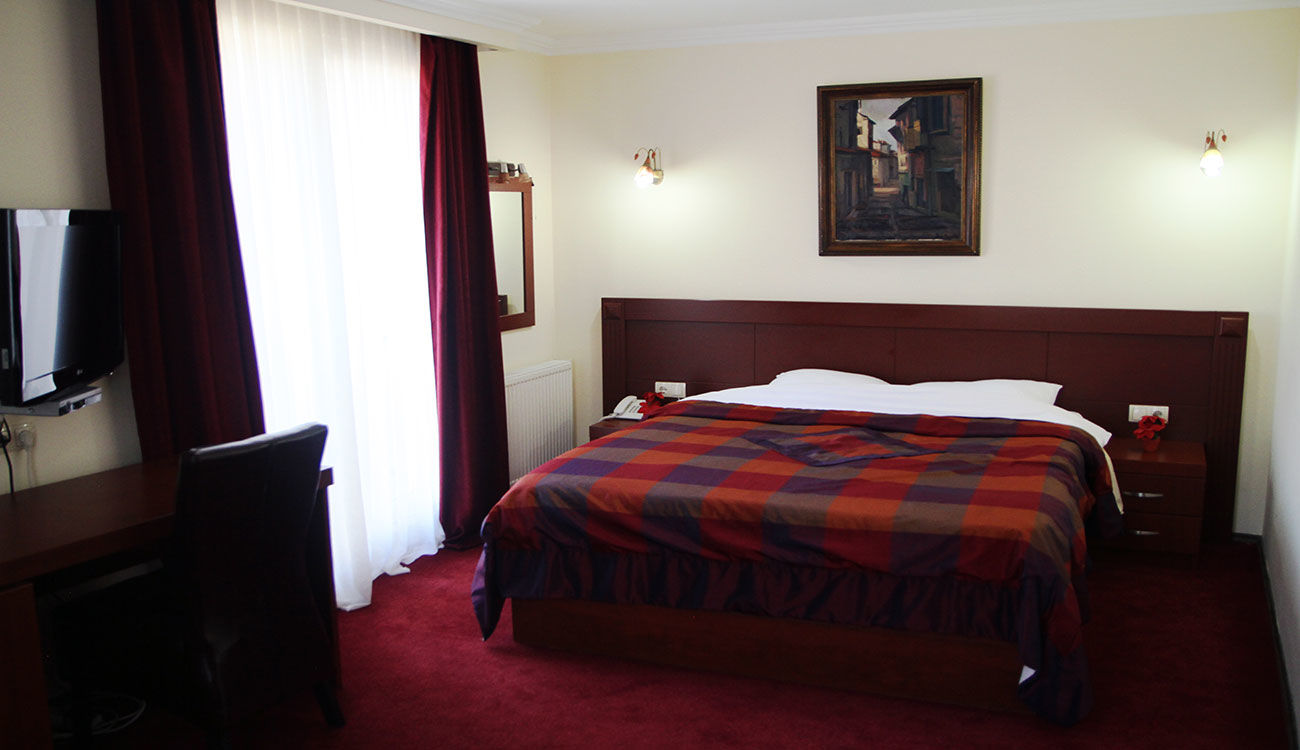 Hotel Parlament Pristina Extérieur photo