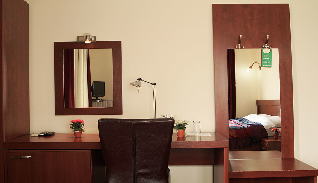 Hotel Parlament Pristina Extérieur photo