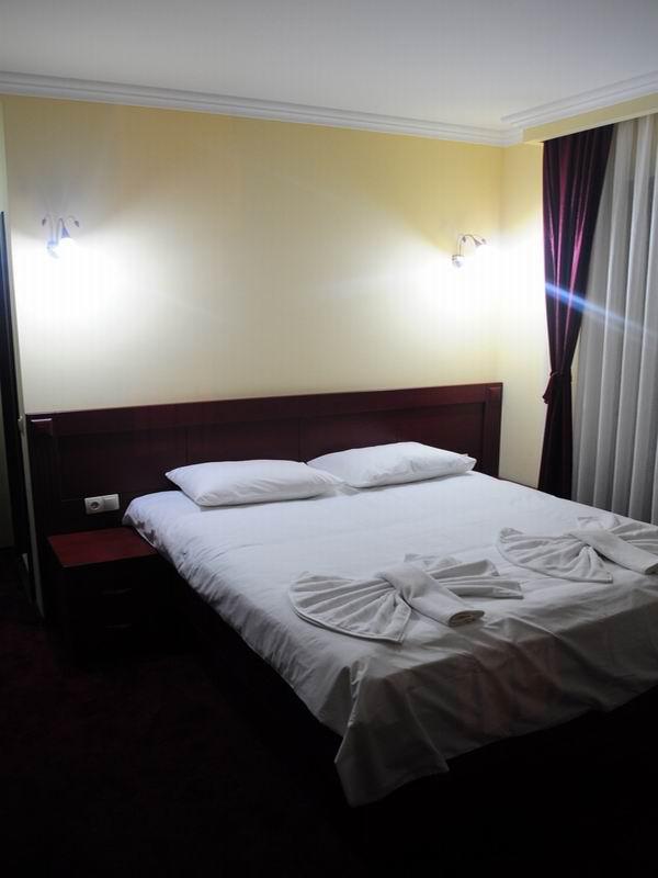 Hotel Parlament Pristina Extérieur photo